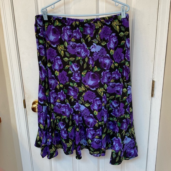 Gusseted Skirt - Picture 1 of 3